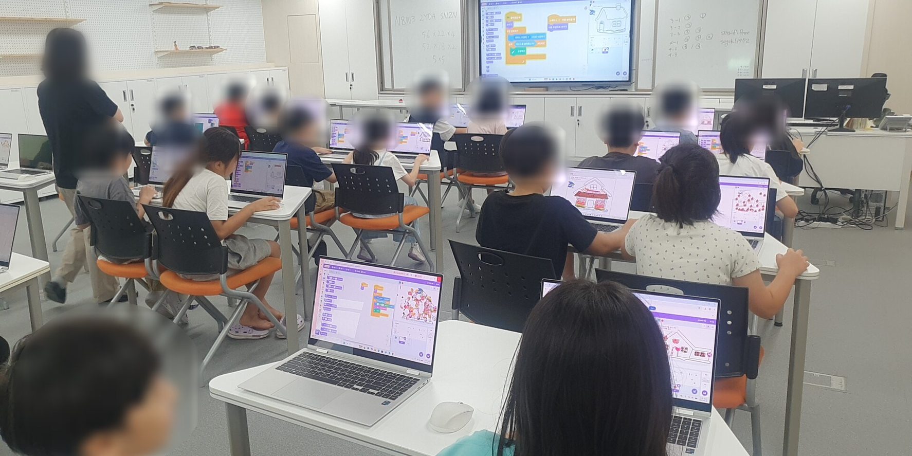 구로구 세○초등학교 컴퓨터실에서 에듀포털 강사와 4학년 학생들이 스크래치 코딩 수업을 하는 실제 모습