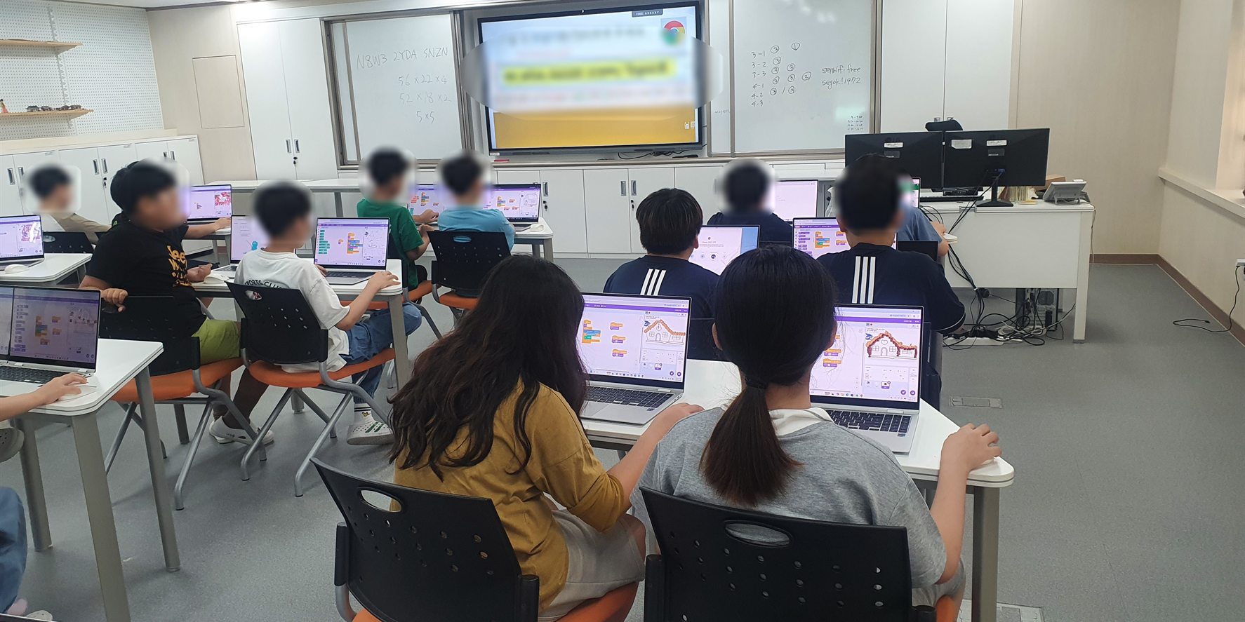 구로구 세○초등학교 컴퓨터실에서 4학년 학생들이 스크래치로 헨젤과 그레텔 과자집을 코딩하는 실제 수업 모습