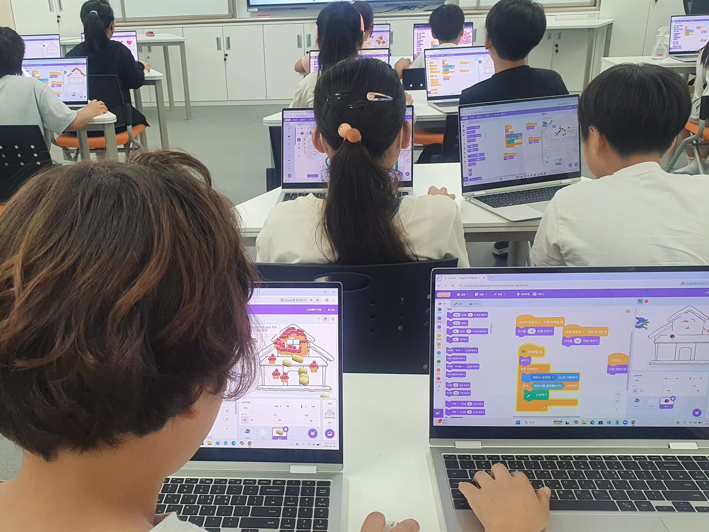 구로구 세○초등학교 4학년 학생들이 스크래치로 과자집을 코딩하는 실제 수업 모습