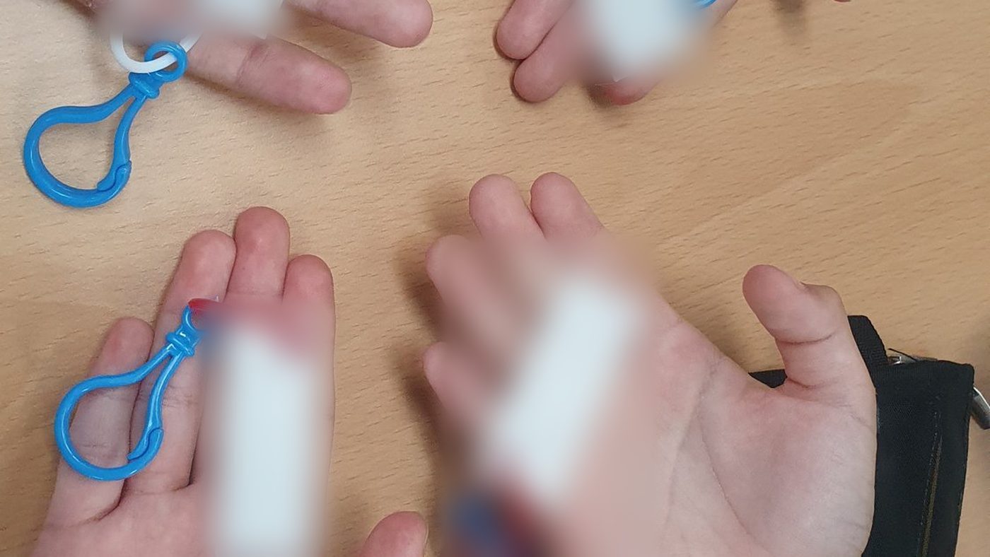 학생들이 3D프린터로 출력한 이름표 키링을 손바닥에 올려 보여 주는 모습 (이름은 흐림 처리)