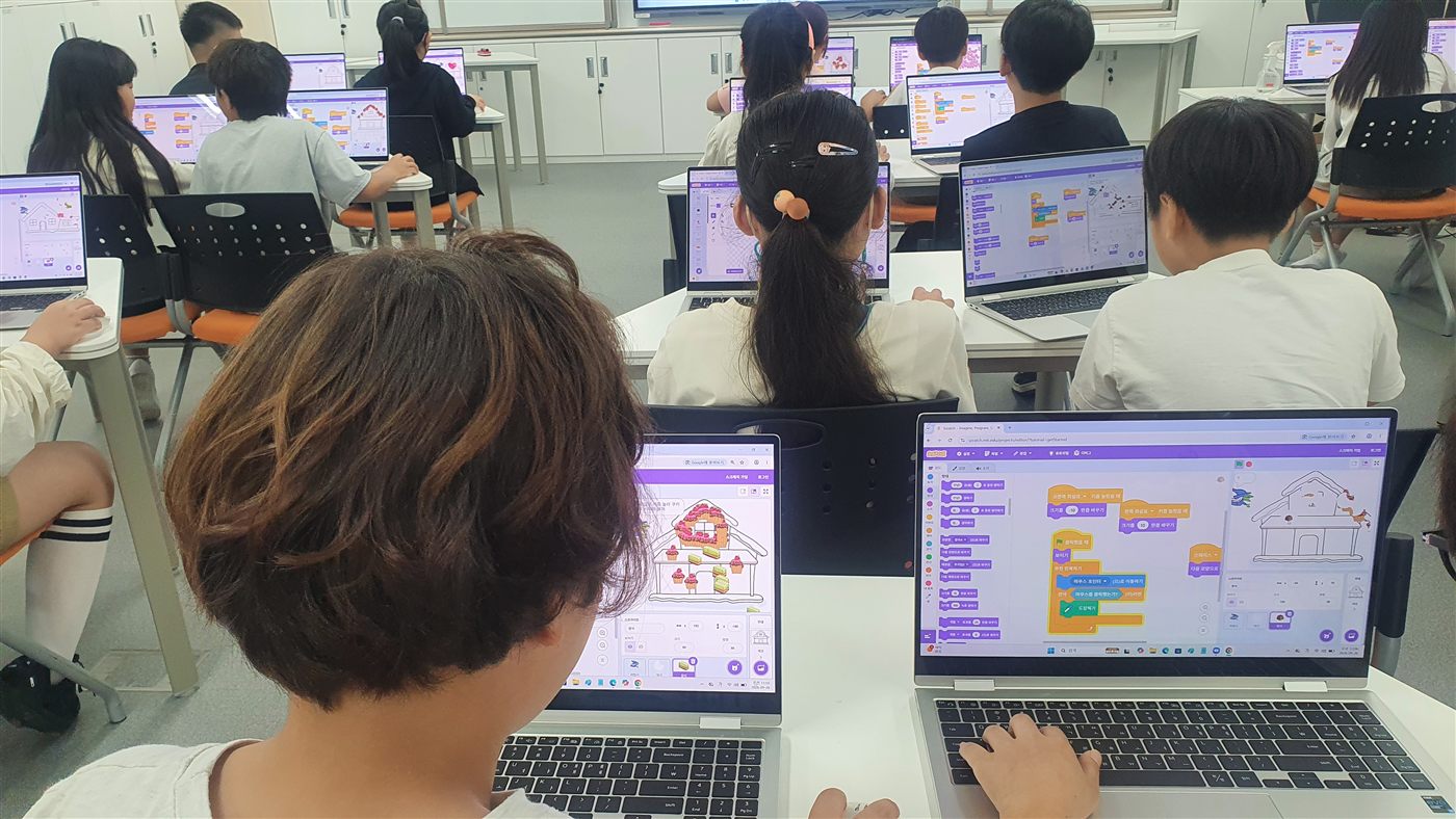 세○초 4학년 학생들이 노트북에서 스크래치 블록으로 과자집을 코딩하는 화면
