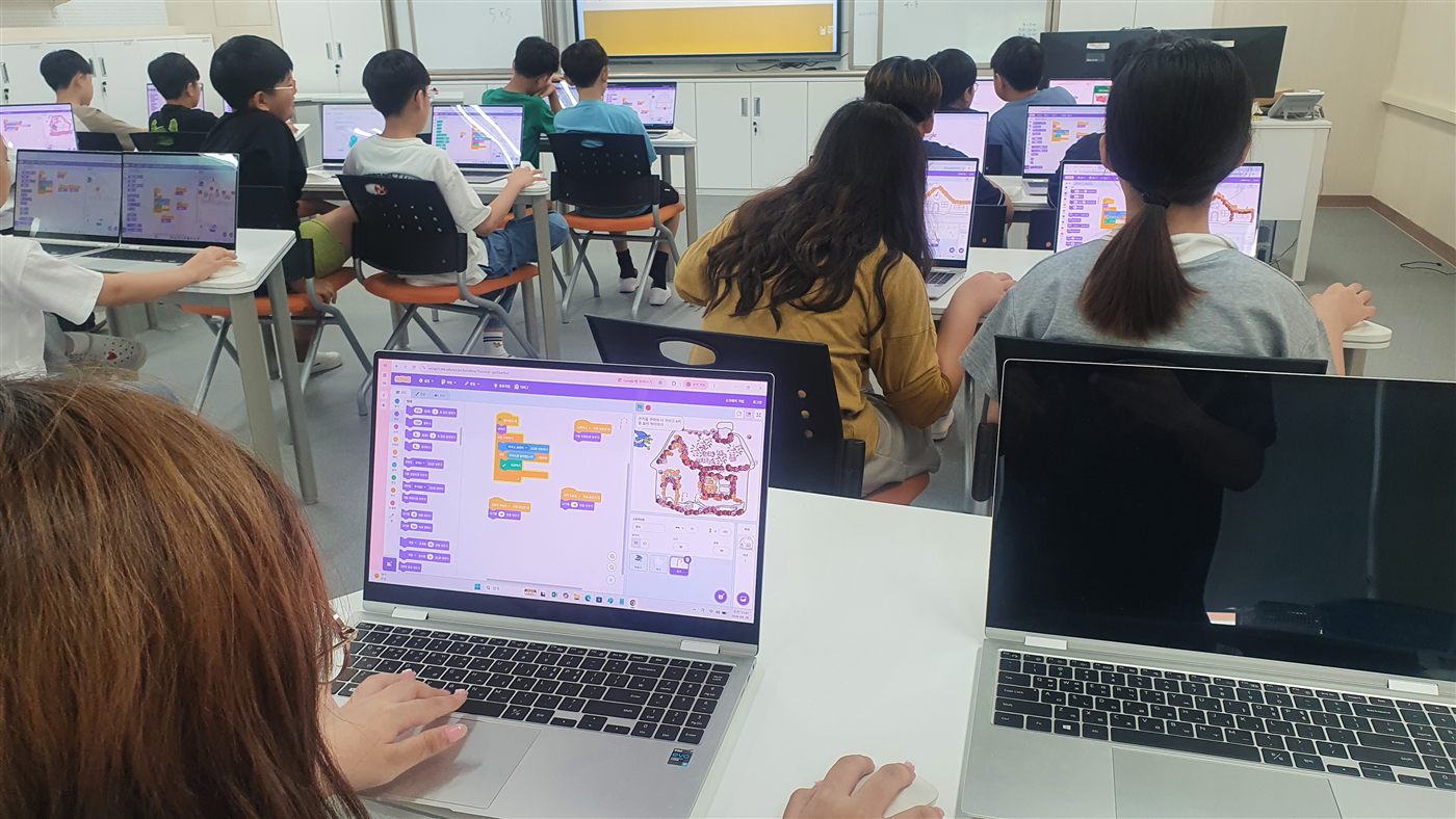 컴퓨터실에서 세○초 4학년 학생들이 각자 노트북으로 코딩하는 뒷모습